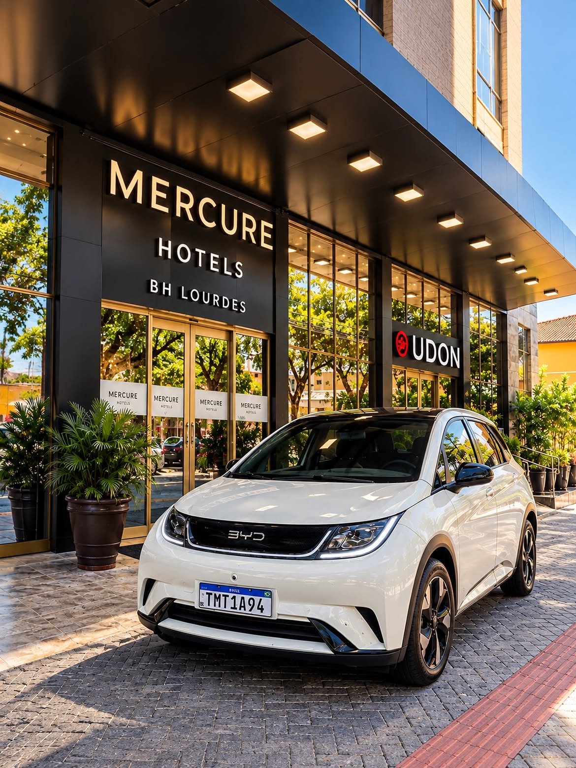 BYD Dolphin da Uai Go em frente ao Mercure Lourdes