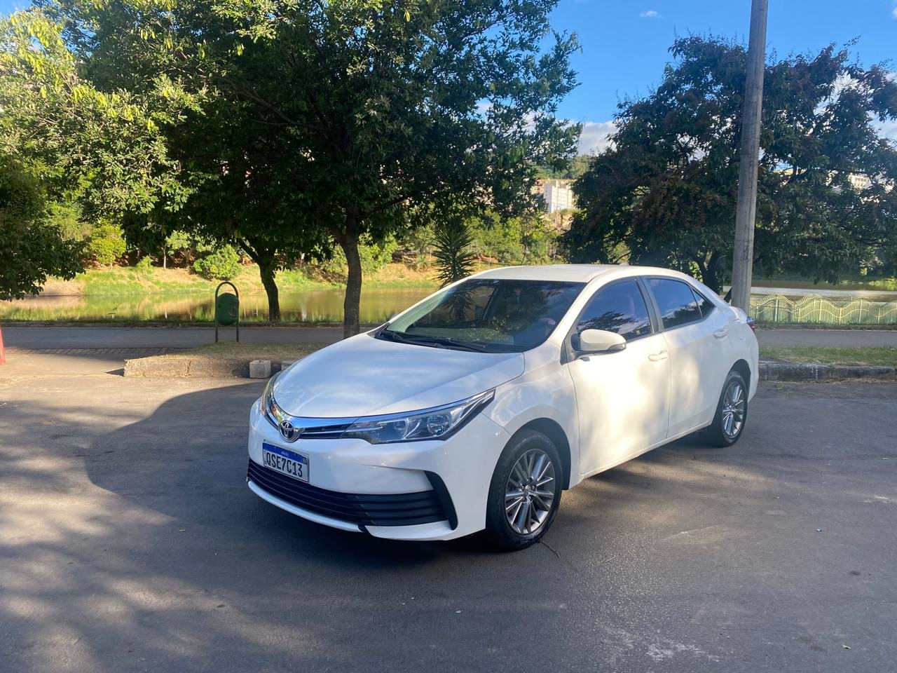 Toyota Corolla da Uai Go estacionado junto a um parque